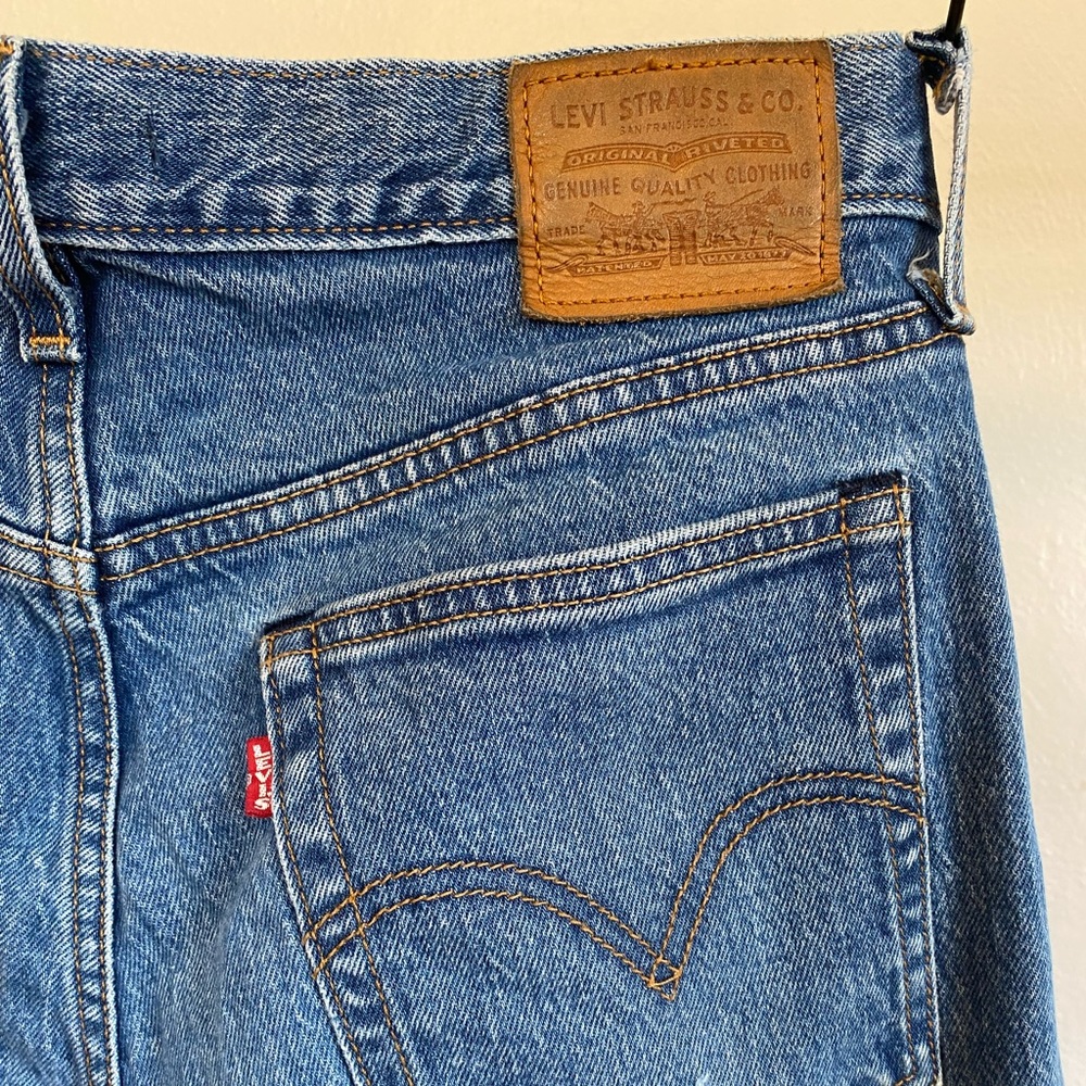 Levi, Wedgie Fit, Size 28, Blue distressed